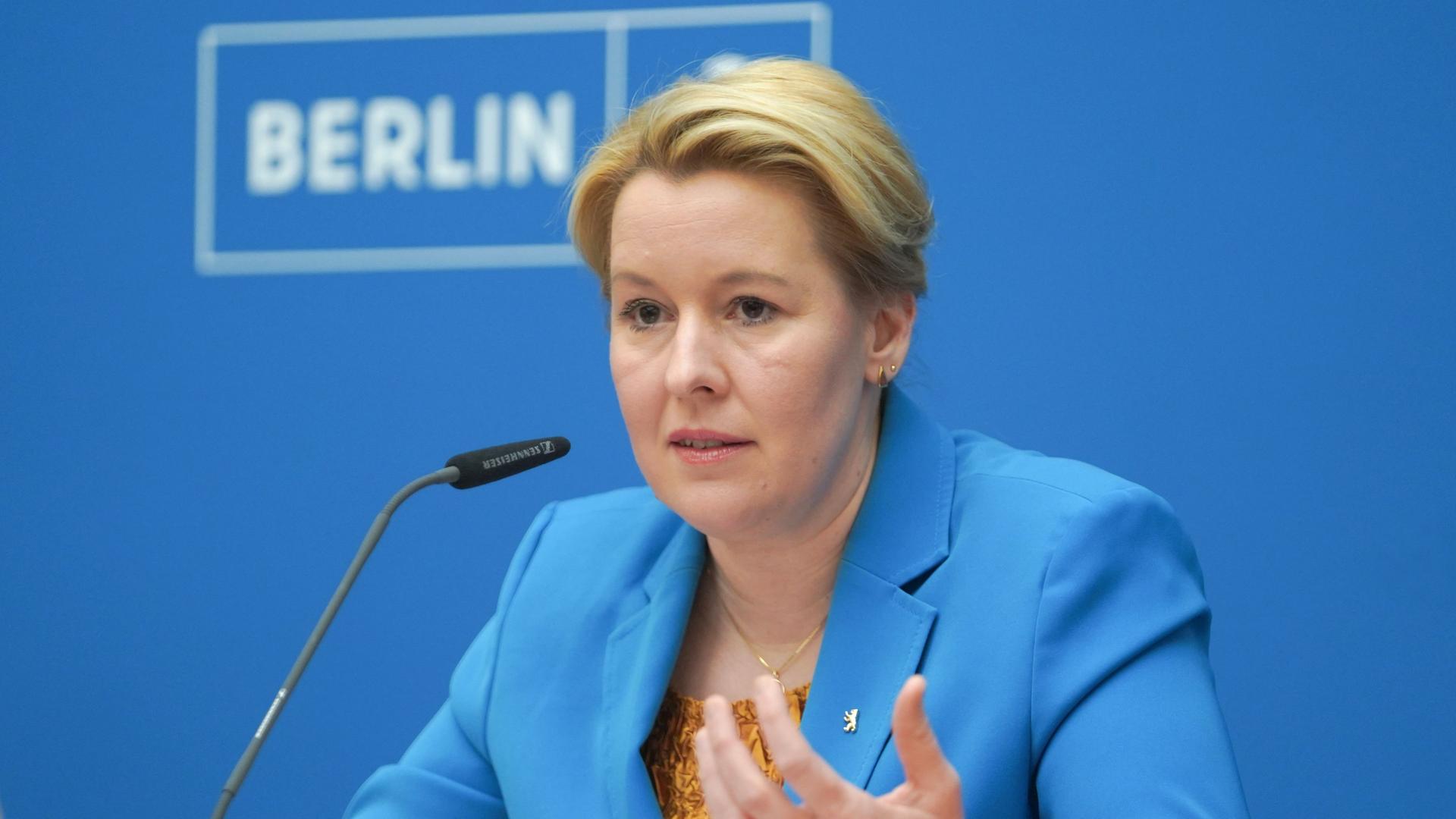 Giffey spricht auf einer Pressekonferenz nach der Sitzung des Berliner Senats. Giffey spricht auf einer Pressekonferenz nach der Sitzung des Berliner Senats.