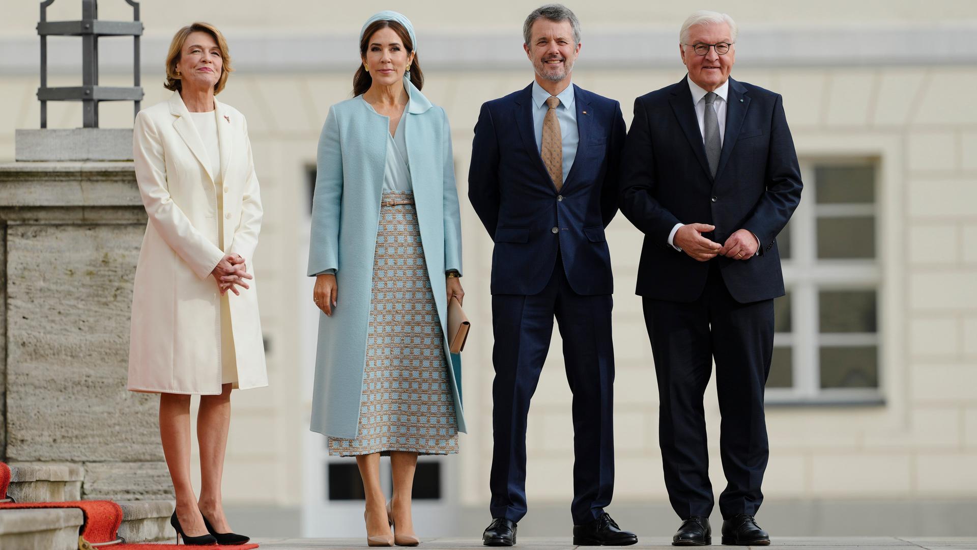 Berlin: Bundespräsident Frank-Walter Steinmeier (r) und seine Frau Elke Büdenbender (l) begrüßen Dänemarks König Frederik X. und Dänemarks Königin Mary im Schloss Bellevue.