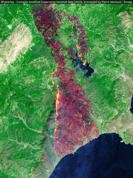 Diese vom Satelliten Copernicus Sentinel aufgenommenen und von Pierre Markuse bearbeiteten Bilder zeigen das Ausmaß der Waldbrände, die am Sonntag, dem 23. Juli 2023, auf der griechischen Insel Rhodos wüten.