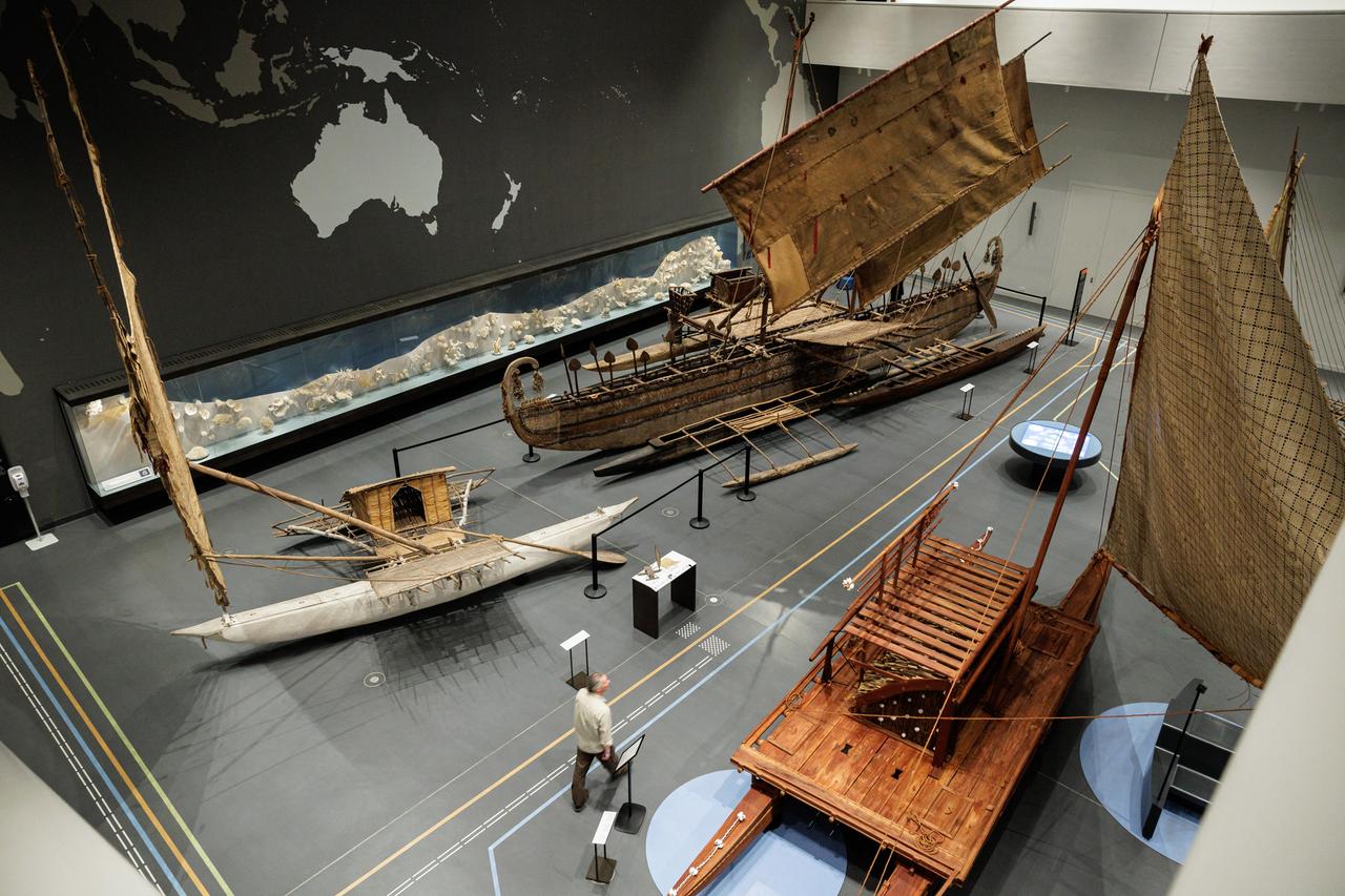 Es ist knapp 16 Meter lang, besitzt zwei rechteckige Segel und sein Kiel wurde aus einem einzigen Baumstamm gefertigt: Das hochseetaugliche, reich verzierte Luf-Boot.