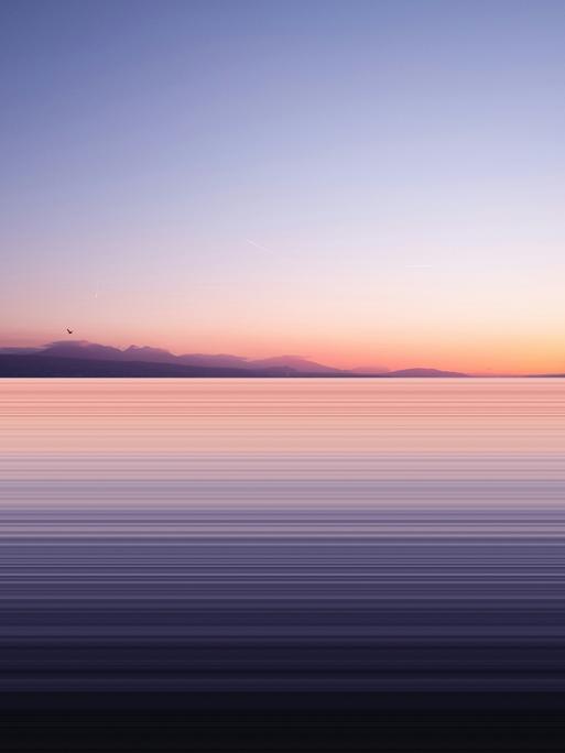 Der Horizont über dem Meer in rosa und hellblau.