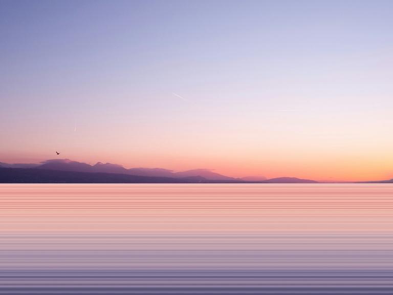 Der Horizont über dem Meer in rosa und hellblau.