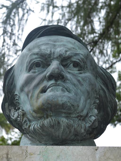 Blick auf die bronzene Büste des Kopfes von Richard Wagner. 