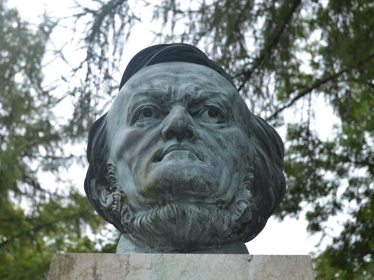 Blick auf die bronzene Büste des Kopfes von Richard Wagner. 