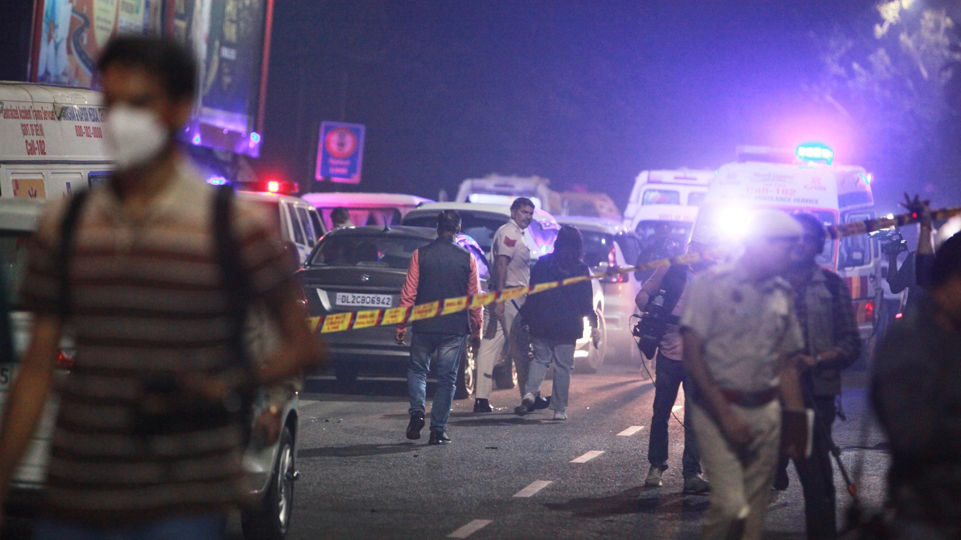 Polizisten sichern das Gelände nach einer Autoexplosion in der Nähe des historischen Roten Forts. 