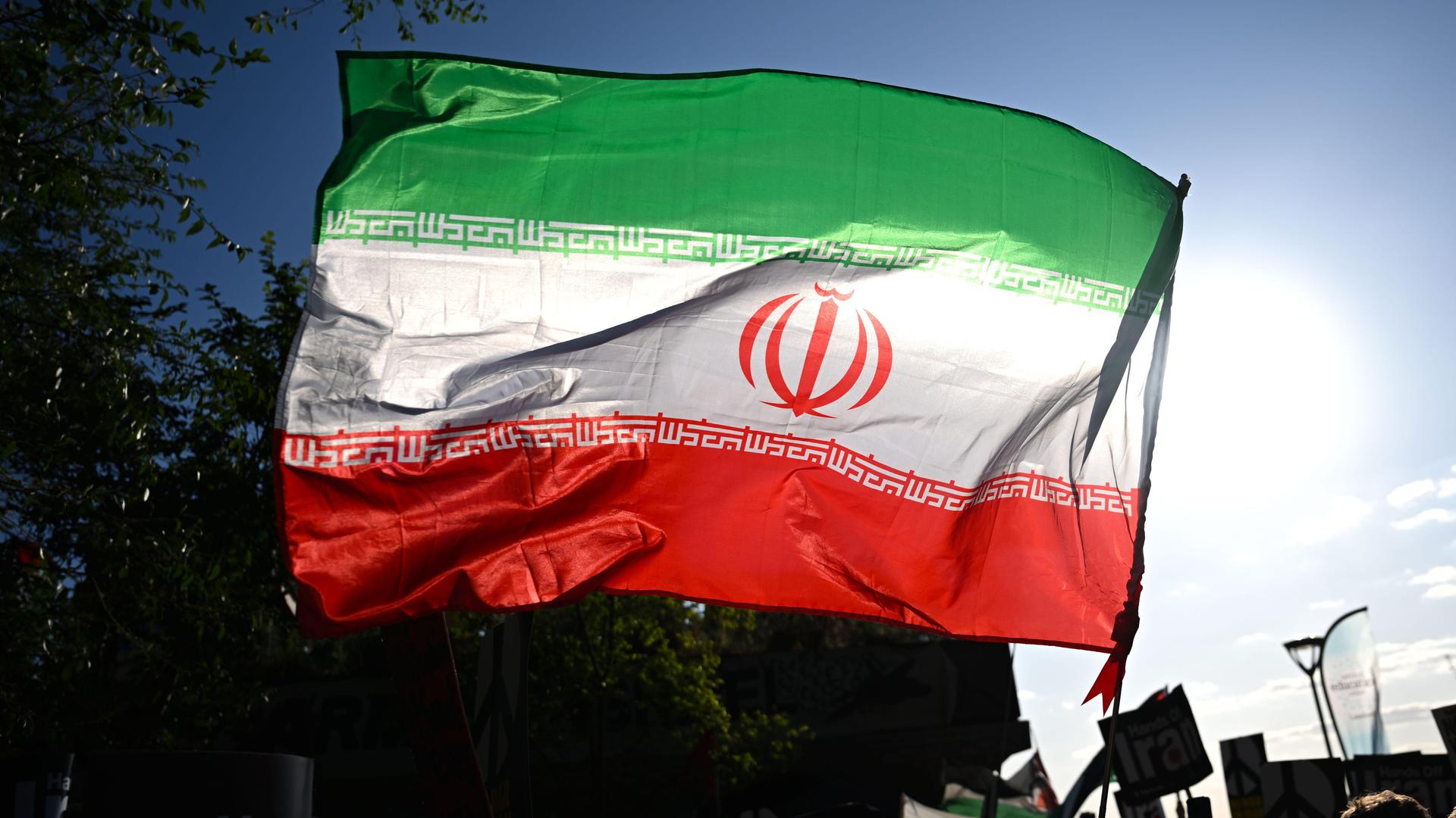 Iran-Flagge bei einem Antikriegsprotest in London vor der US-Botschaft. 
