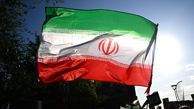 Iran-Flagge bei einem Antikriegsprotest in London vor der US-Botschaft. 