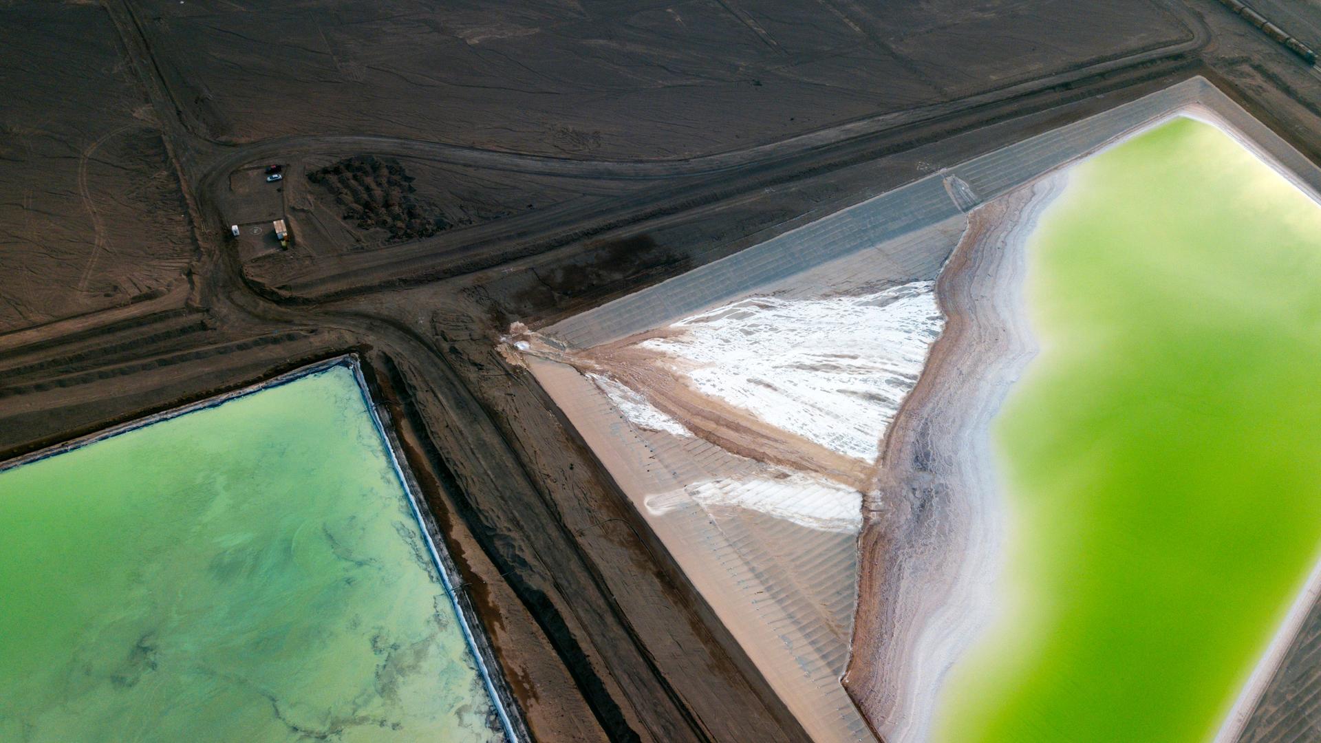 Luftaufnahme einer Lithium Mine.