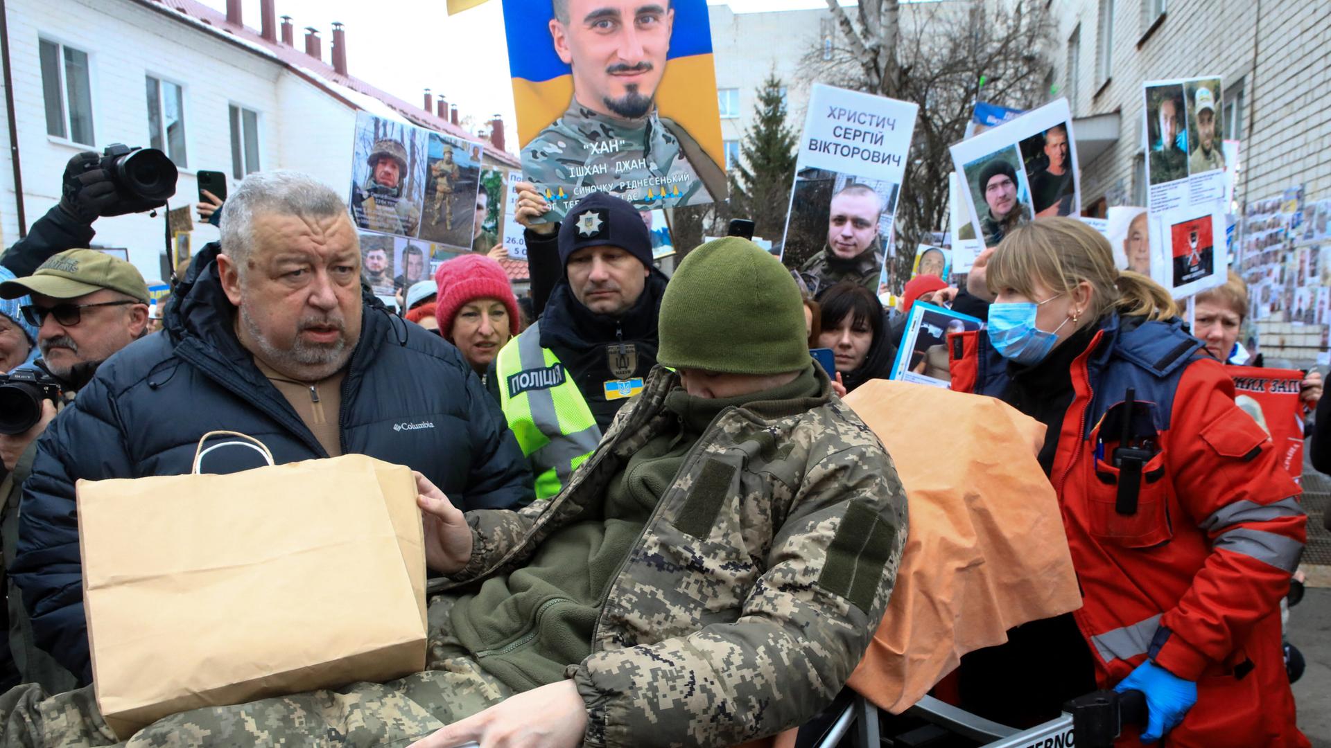 Viele Menschen begrüßen einen ukrainischen Soldaten, der im Zuge des Gefangenenaustauschs mit Russland nach Hause zurückkehren konnte.