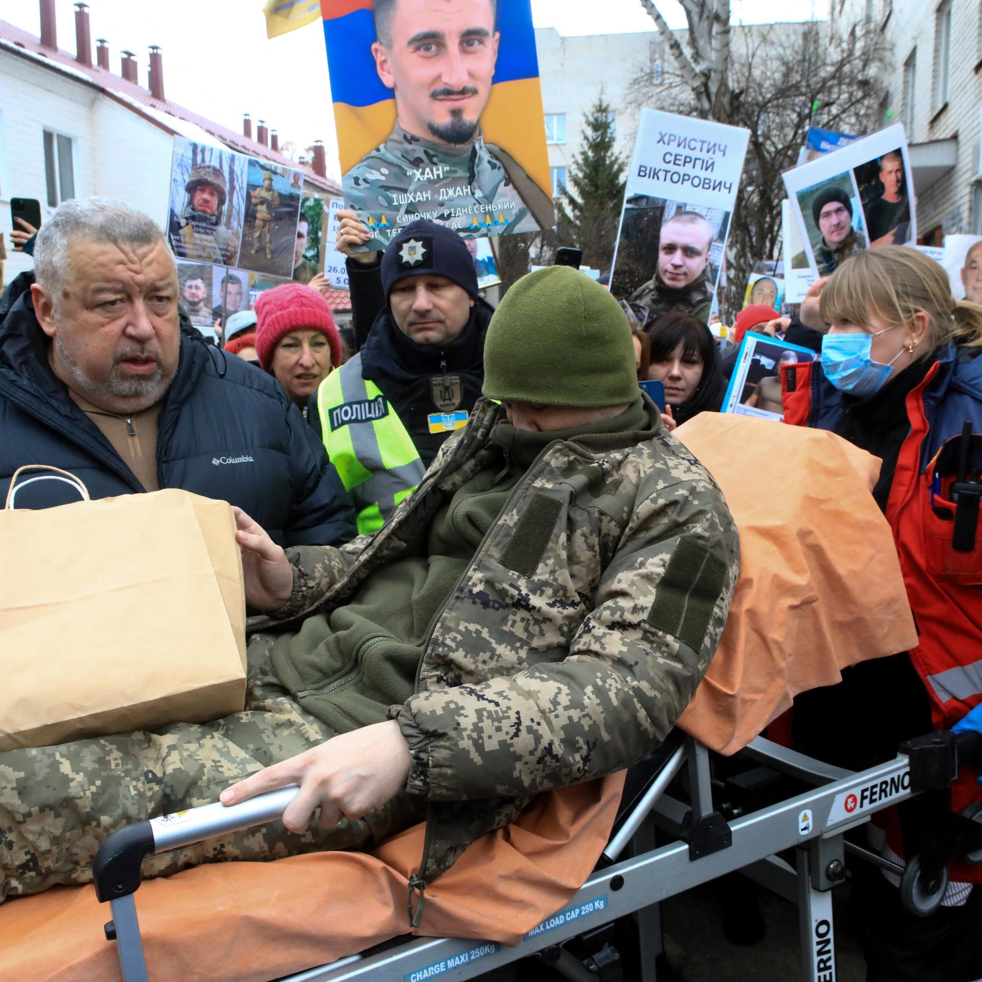 Viele Menschen begrüßen einen ukrainischen Soldaten, der im Zuge des Gefangenenaustauschs mit Russland nach Hause zurückkehren konnte.