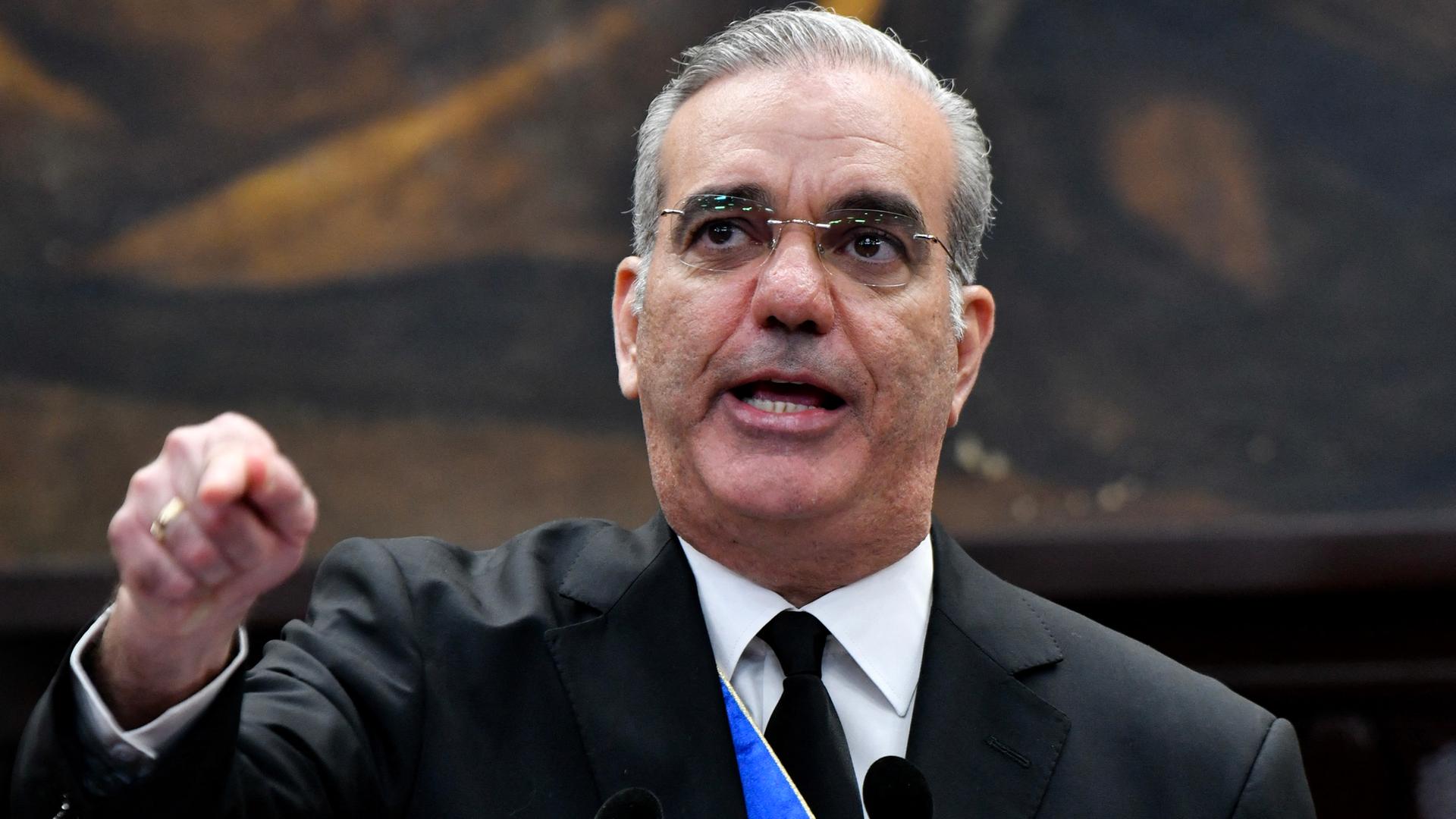 Der Präsident der Dominikanischen Republik, Luis Abinader, gestikuliert bei einer Rede.