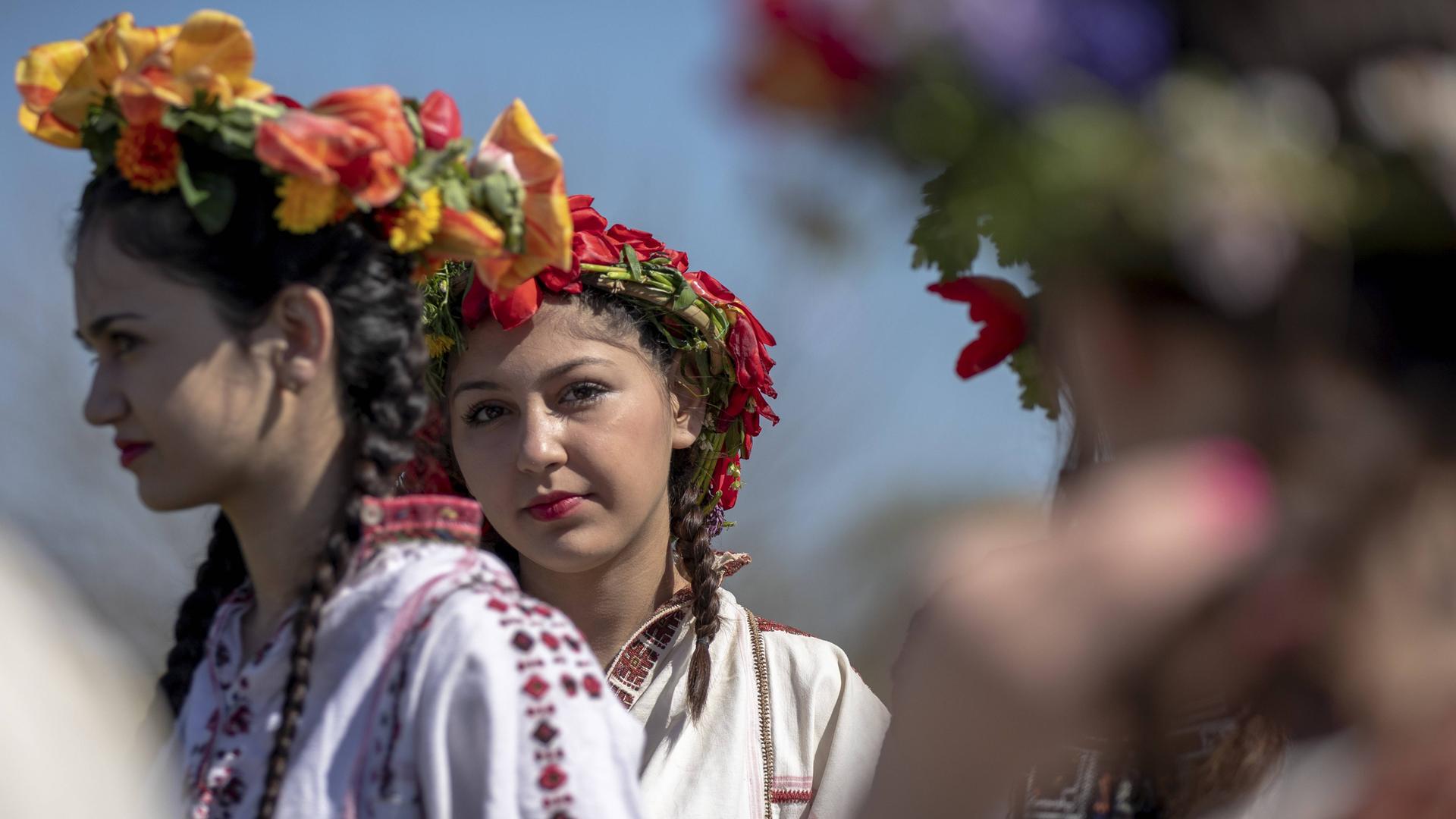 Junge bulgarische Frauen schmücken am Lazarkata, einem traditionellen bulgarischen Feiertag ihr Haar bunt und üppig und ziehen mit Liedern und Tänzen durch das Dorf, um zu zeigen, daß sie bereit sind, zu heiraten. 