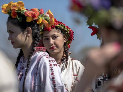 Junge bulgarische Frauen schmücken am Lazarkata, einem traditionellen bulgarischen Feiertag ihr Haar bunt und üppig und ziehen mit Liedern und Tänzen durch das Dorf, um zu zeigen, daß sie bereit sind, zu heiraten. 