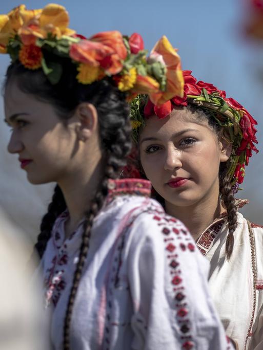 Junge bulgarische Frauen schmücken am Lazarkata, einem traditionellen bulgarischen Feiertag ihr Haar bunt und üppig und ziehen mit Liedern und Tänzen durch das Dorf, um zu zeigen, daß sie bereit sind, zu heiraten. 