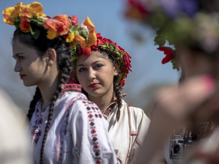 Junge bulgarische Frauen schmücken am Lazarkata, einem traditionellen bulgarischen Feiertag ihr Haar bunt und üppig und ziehen mit Liedern und Tänzen durch das Dorf, um zu zeigen, daß sie bereit sind, zu heiraten. 