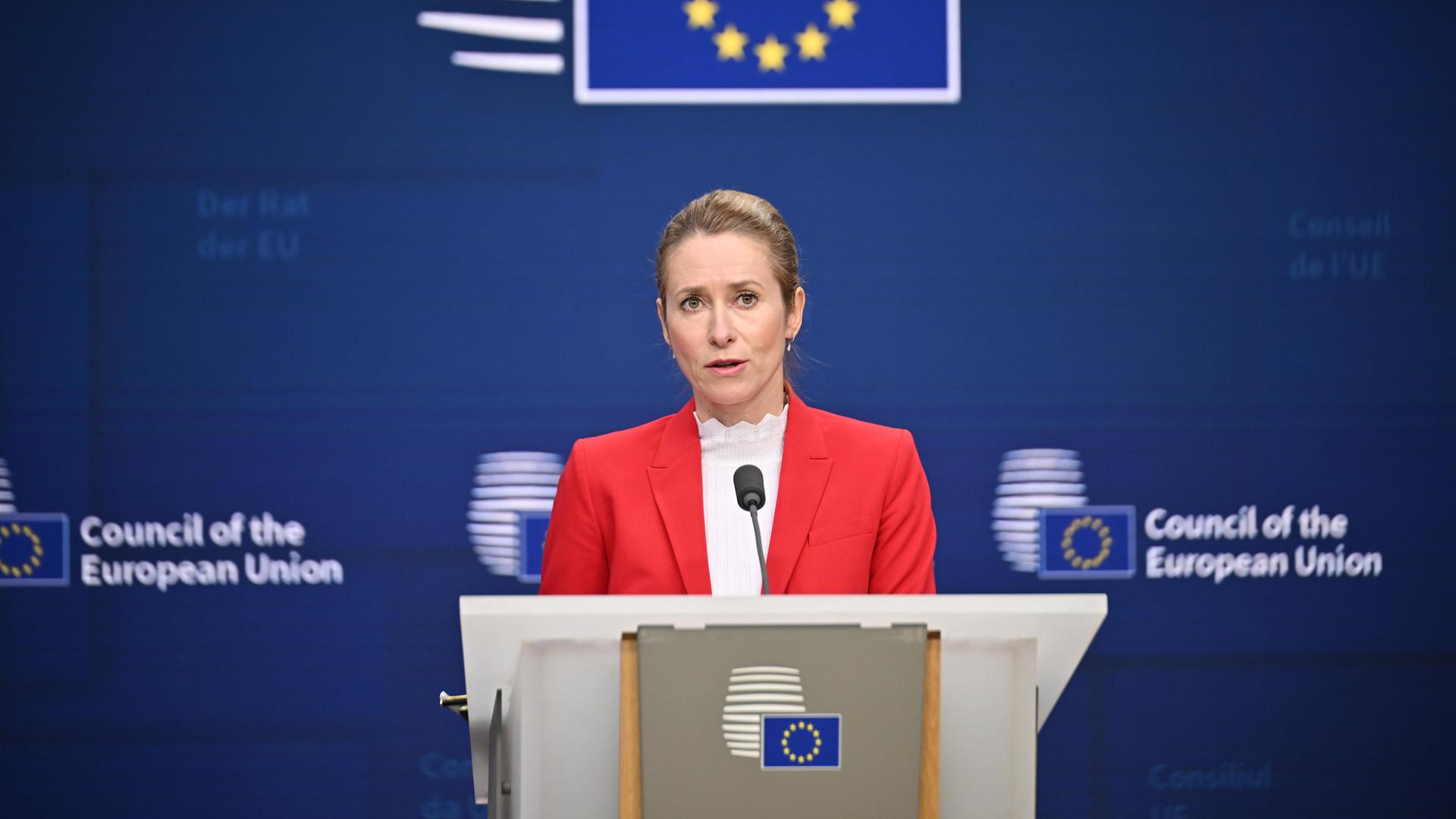 Kallas im roten Jackett spricht an einem Rednerpult. Dahinter eine dunkelblaue Wand mit dem EU-Sternensymbol und dem Namen des EU-Rats.
