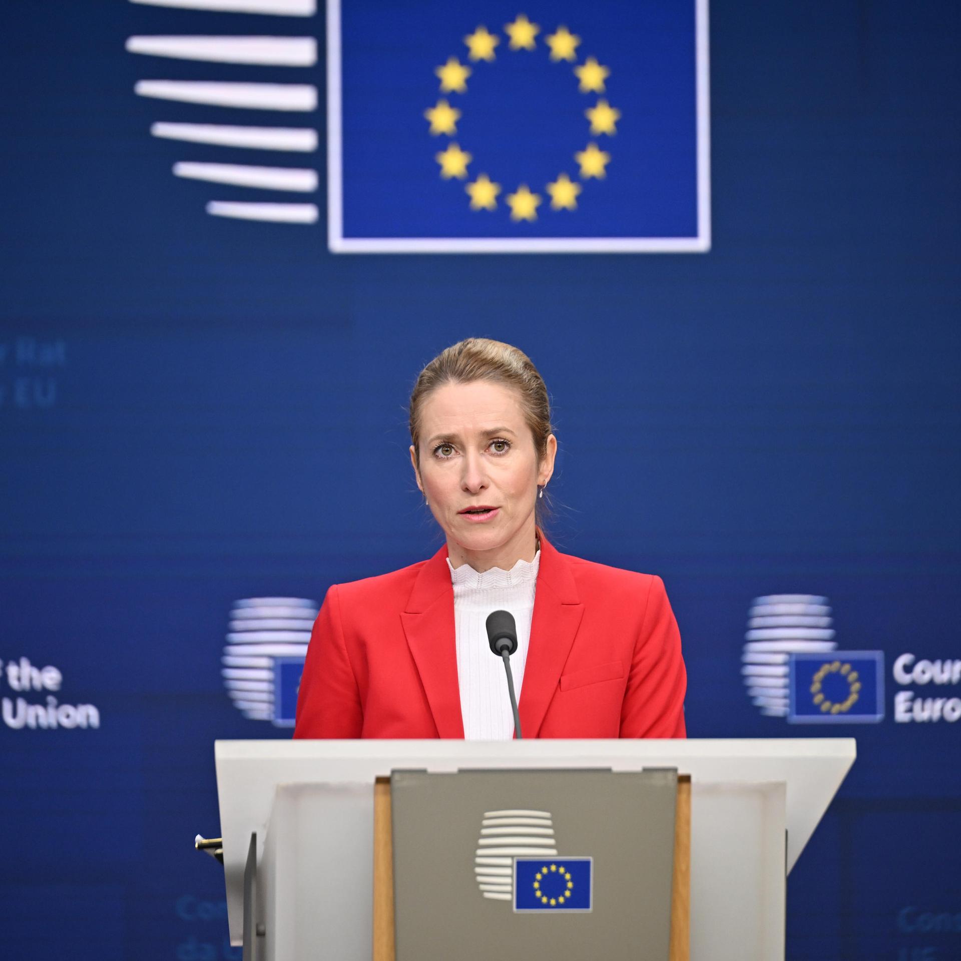 Die EU-Außenbeauftragte Kaja Kallas spricht an einem Rednerpult. 