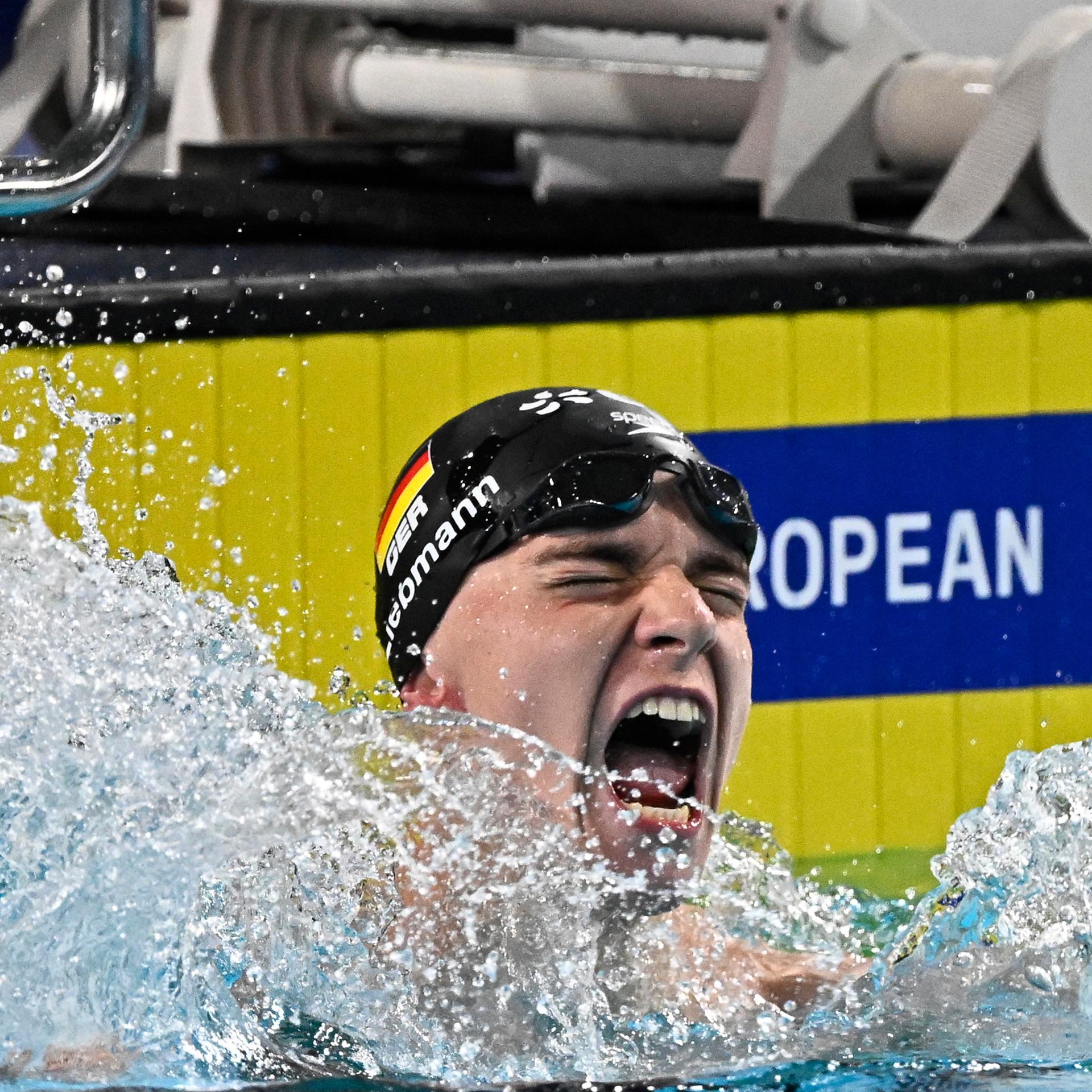 Johannes Liebmann nach seinem Sieg über 800 m Freistil bei der Schwimm-EM in Paris