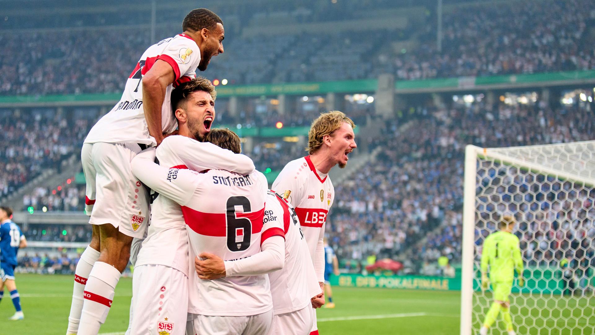 Stuttgarter Spieler jubeln nach einem Tor gegen Arminia Bielefeld Stuttgarter Spieler jubeln nach einem Tor gegen Arminia Bielefeld