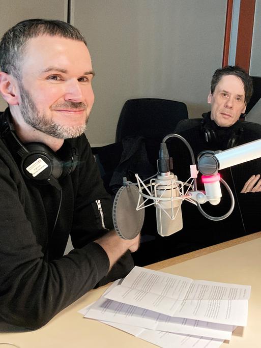 Thomas Thyssen  und Henryk Gericke und sitzen im Radiostudio vor dem Mikrofon.