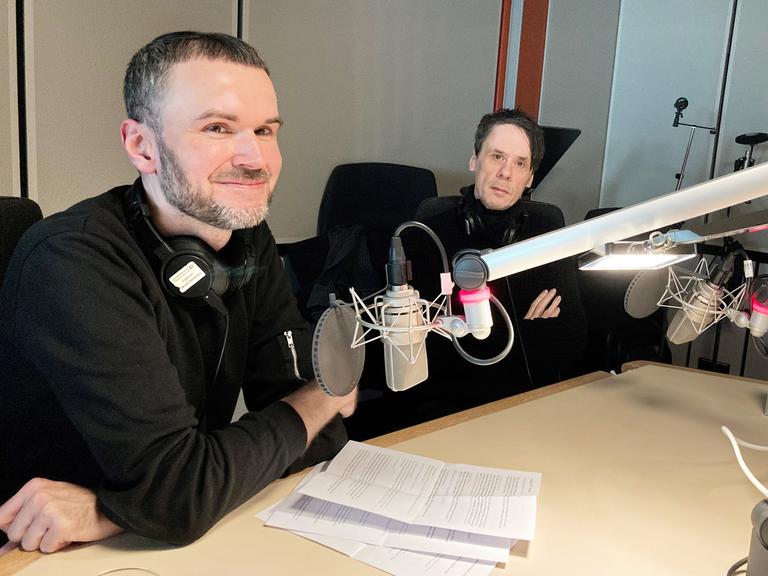 Thomas Thyssen  und Henryk Gericke und sitzen im Radiostudio vor dem Mikrofon.
