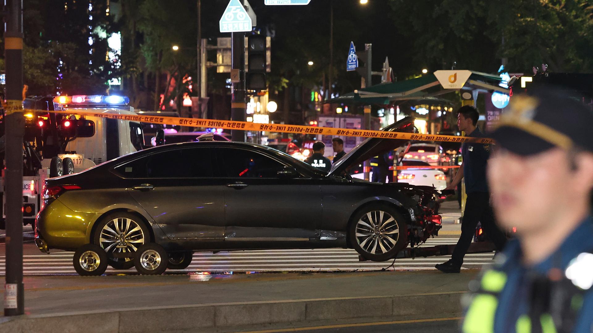 Südkorea, Seoul: Polizeibeamte kontrollieren eine Unfallstelle in der Nähe des Rathauses. 