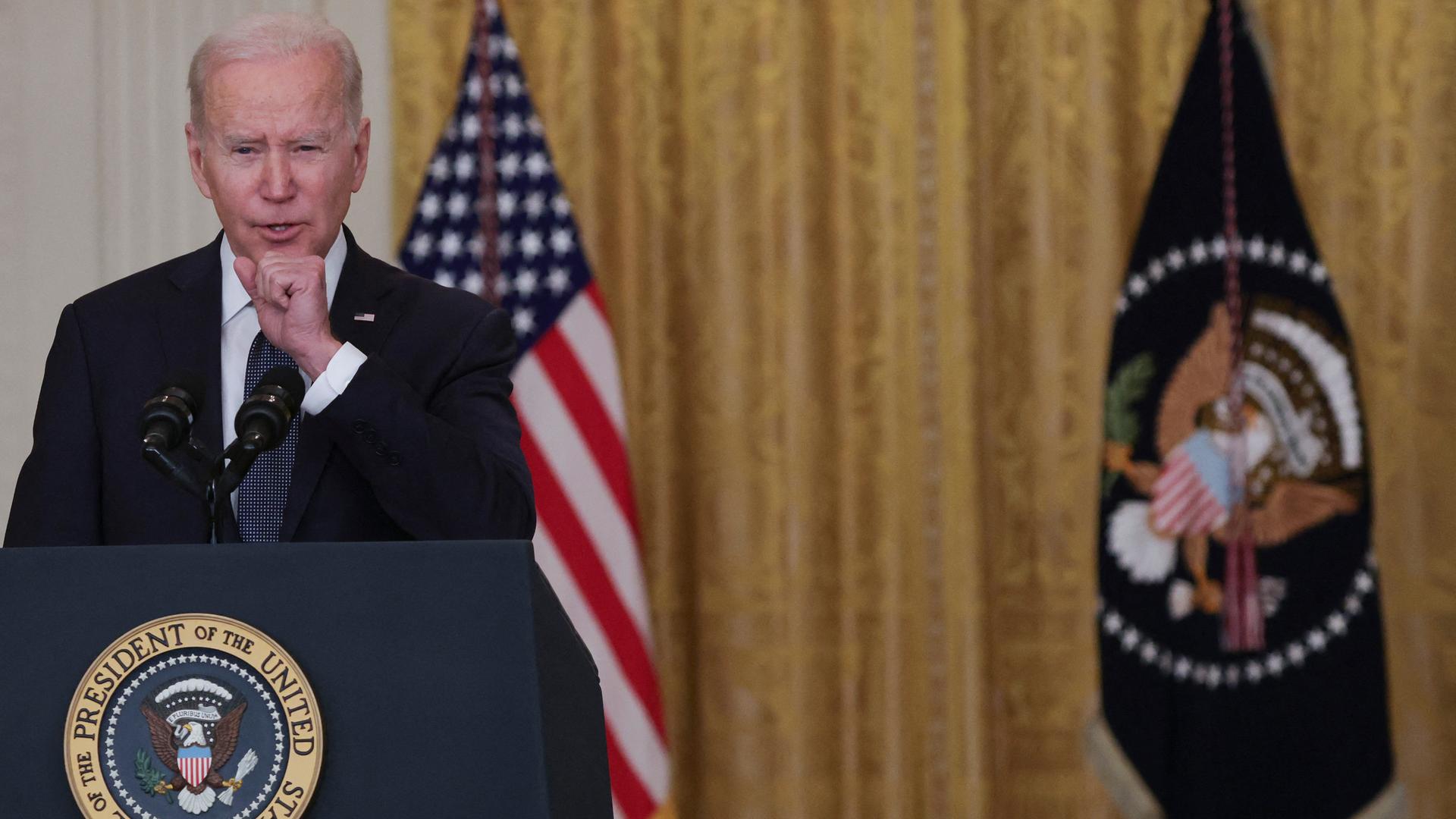 US-Präsident Biden äußert sich im Weißen Haus zur Ukraine-Krise. Er steht an einem Rednerpult. US-Präsident Biden äußert sich im Weißen Haus zur Ukraine-Krise. Er steht an einem Rednerpult.