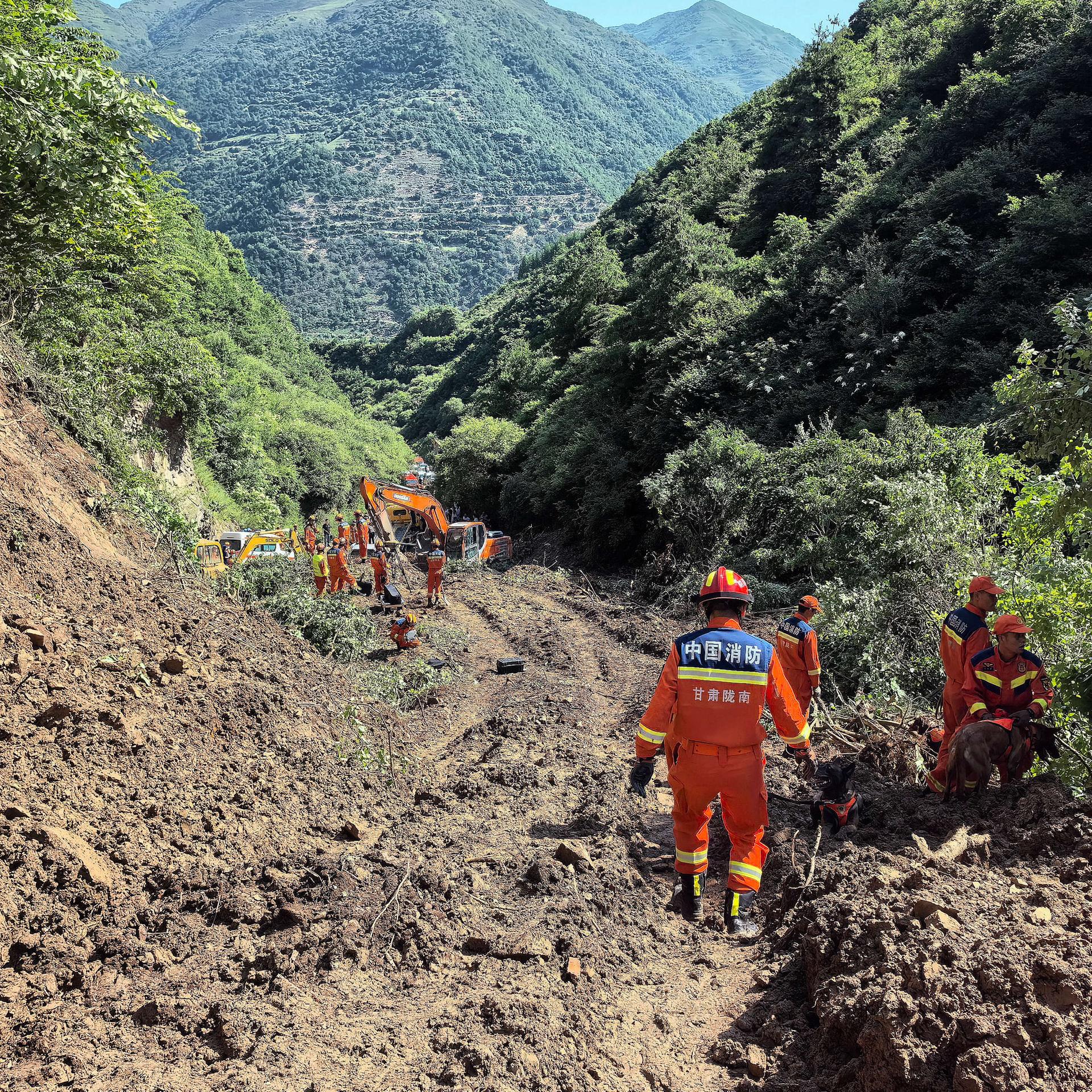 China, Tanchang: Rettungskräfte sind am Ort eines Erdrutsches im Dorf Nanhe in der Gemeinde Tanchang im Kreis Longnan in der nordwestchinesischen Provinz Gansu im Einsatz. 