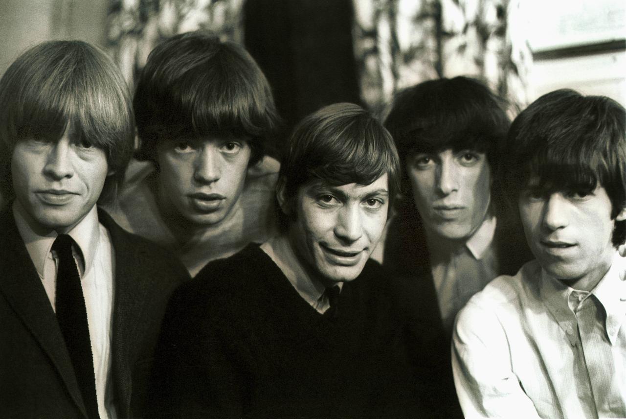 Ein schwarzweiss Foto zeigt die Band Rolling Stones im Jahr 1969: Brian Jones (1962-69) (v.ln.r), Mick Jagger, Charlie Watts (seit 1963) , Bill Wyman (1962-93) und Keith Richards. (v.l.n.r) 