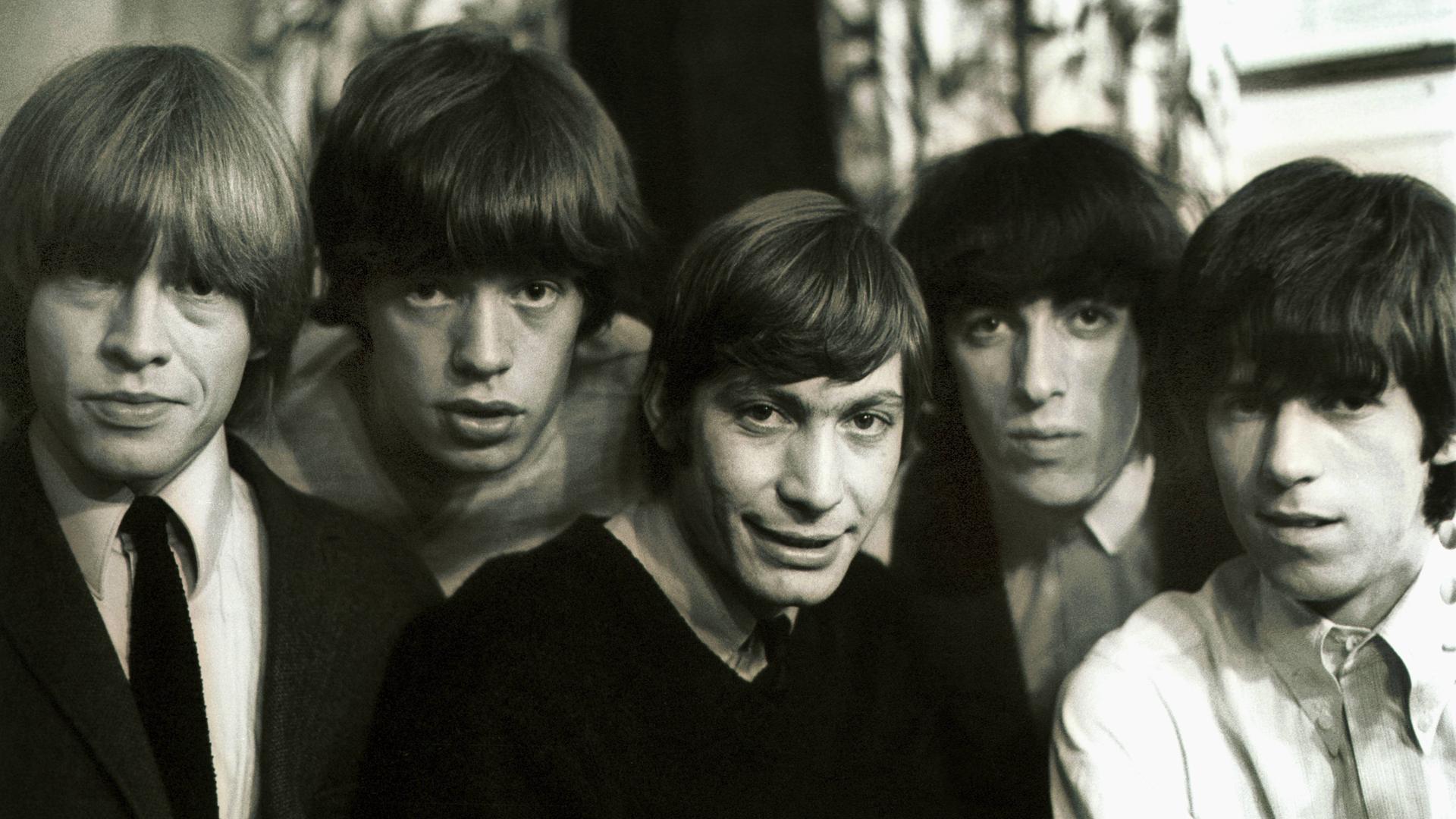 Ein schwarzweiss Foto zeigt die Band Rolling Stones im Jahr 1969: Brian Jones (1962-69) (v.ln.r), Mick Jagger, Charlie Watts (seit 1963) , Bill Wyman (1962-93) und Keith Richards. (v.l.n.r)