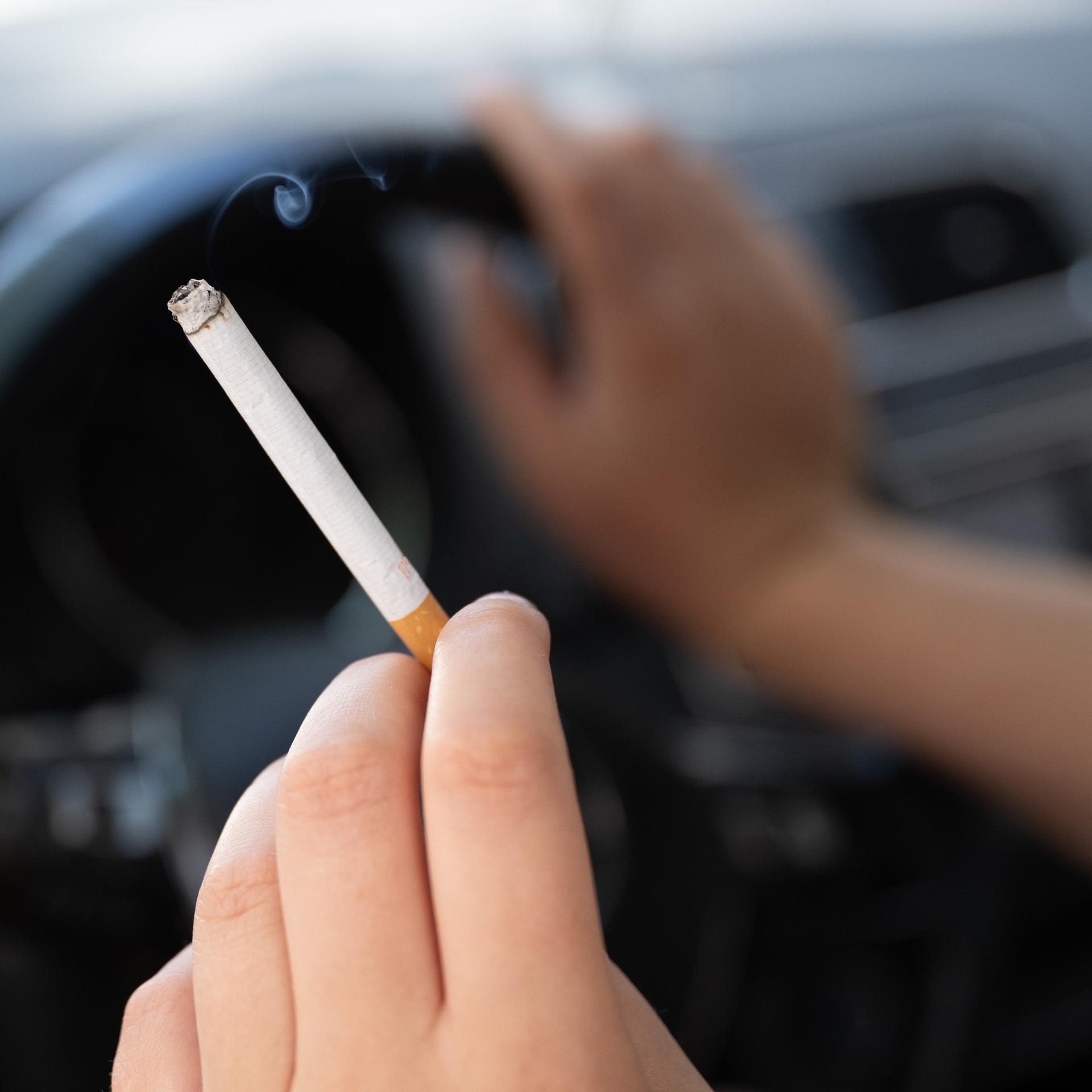 Gesundheit - DAK: Hunderttausende Kinder als Passivraucher in Autos