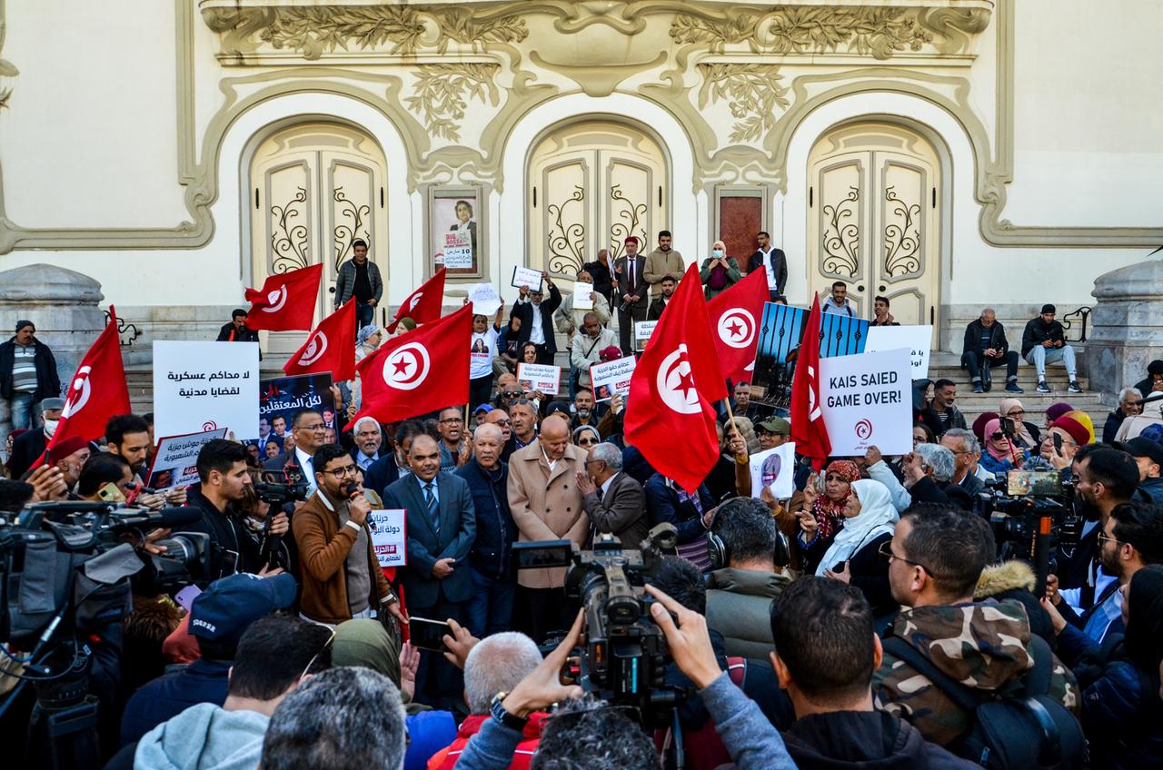 Demonstranten mit der roten Flagge Tunesiens haben sich in Tunis versammelt. Auf einem ihrer Schilder steht: "Kais Saied Game Over".