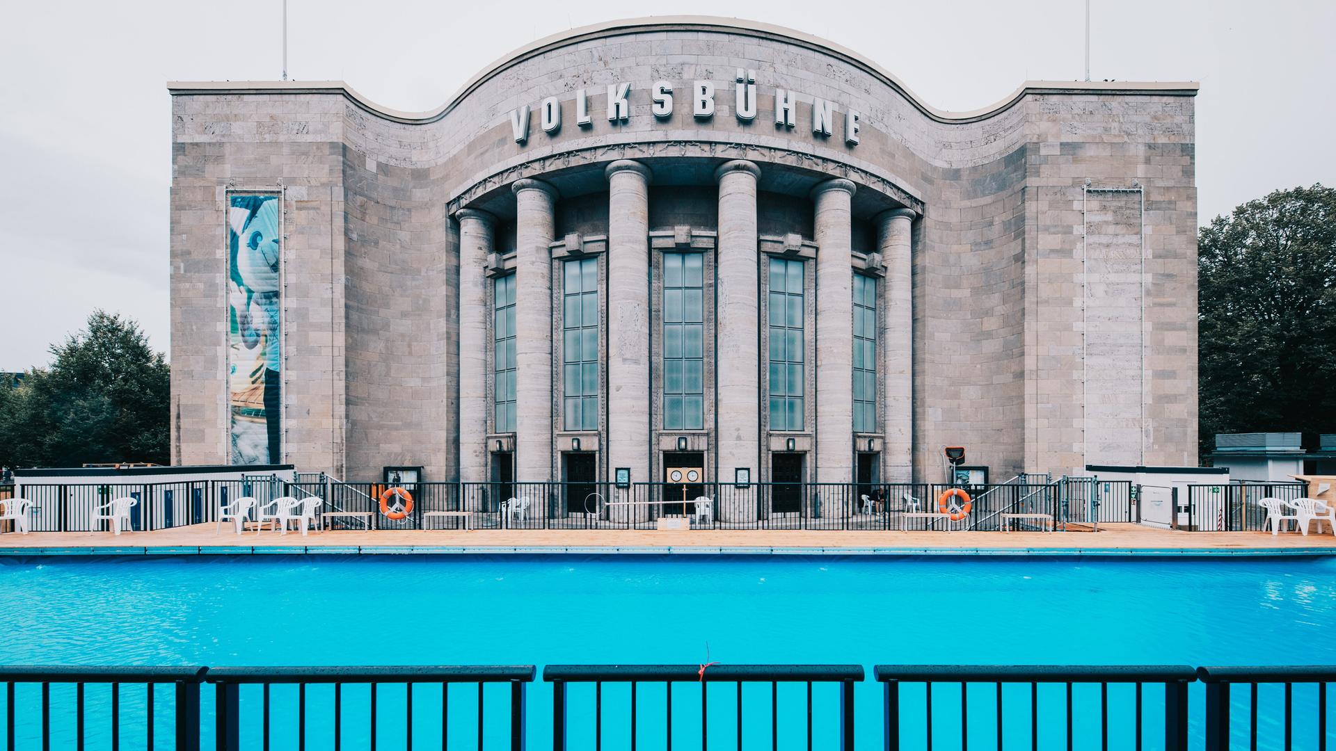 Das Volksbadmit blauem Wasser vor der Volksbühne in Berlin bei Nieselregen am Ruhetag. Das Volksbadmit blauem Wasser vor der Volksbühne in Berlin bei Nieselregen am Ruhetag.