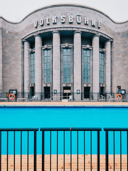 Das Volksbadmit blauem Wasser vor der Volksbühne in Berlin bei Nieselregen am Ruhetag. 