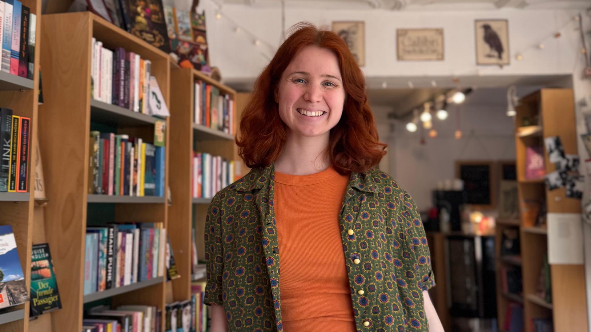 Jana Brammer in ihrem Buchladen Calibri.