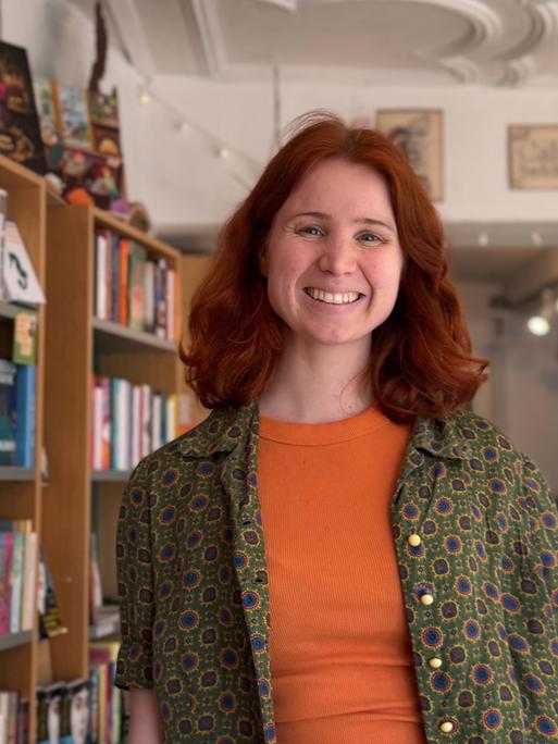 Jana Brammer in ihrem Buchladen Calibri.