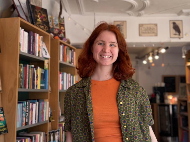 Jana Brammer in ihrem Buchladen Calibri.