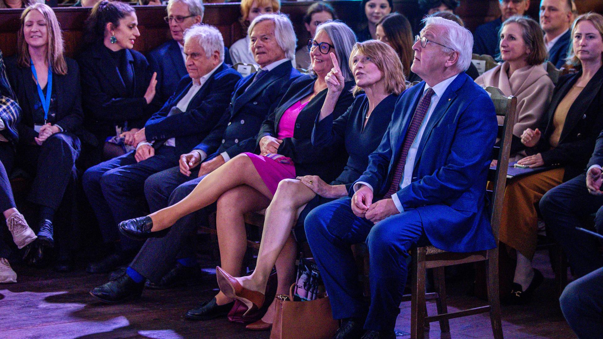 Bundespräsident Frank-Walter Steinmeier und seine Frau Elke Büdenbender sitzen beim Festakt der Stadt Lübeck zum 150. Geburtstag von Thomas Mann in der Aegidien-Kirche. Bundespräsident Frank-Walter Steinmeier und seine Frau Elke Büdenbender sitzen beim Festakt der Stadt Lübeck zum 150. Geburtstag von Thomas Mann in der Aegidien-Kirche.