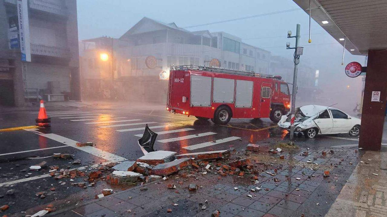 Taiwan, Hualien: Dieses von der Feuerwehr Hualien über AP veröffentlichte Foto zeigt ein Auto, das von herabstürzenden Mauerstücken getroffen wurde. 