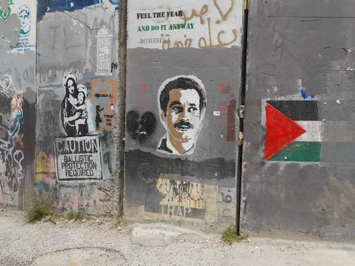 Ein Porträt-Graffitti des arabischen Autors Ghassan Kanafani an einer Wand.