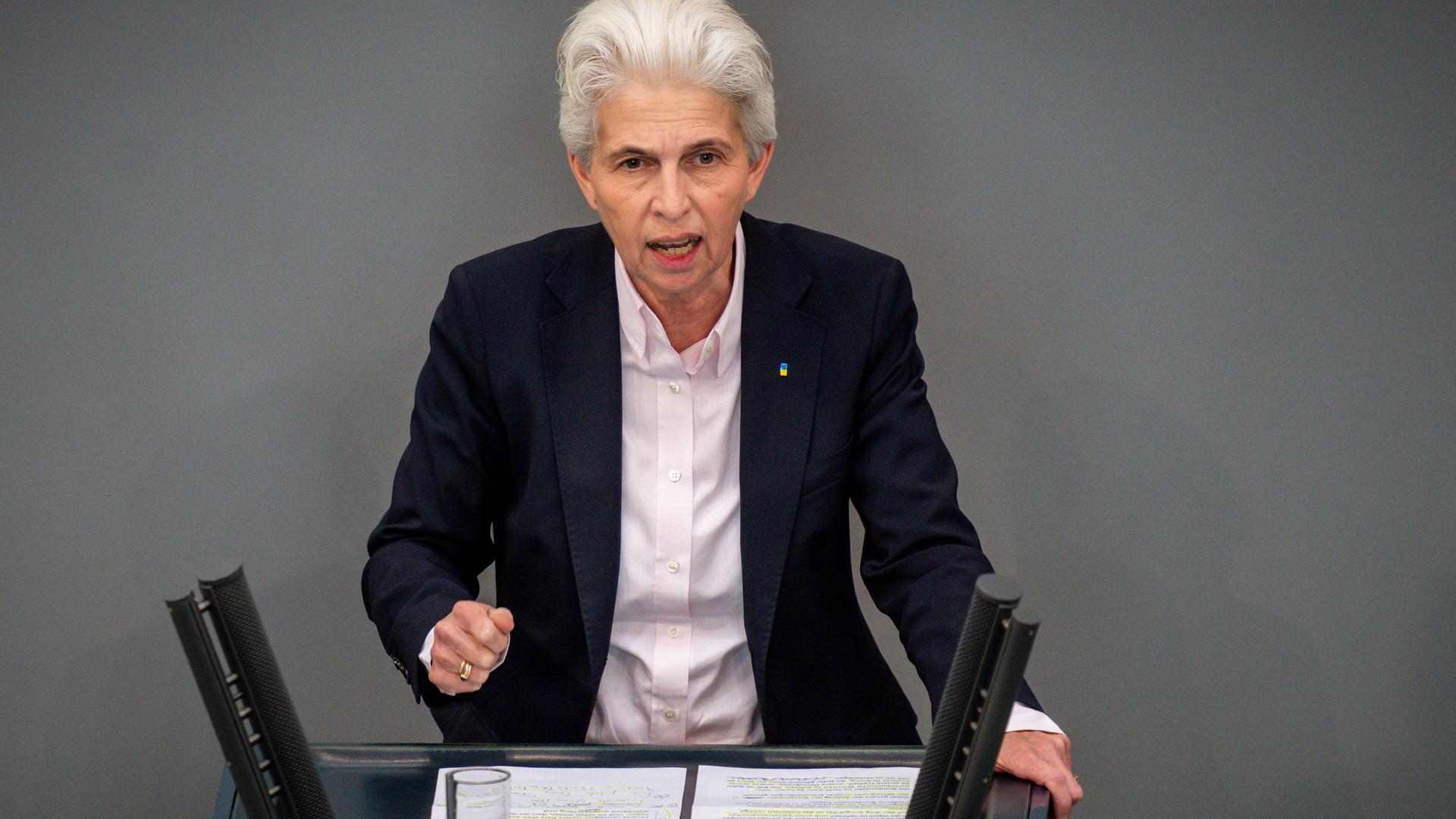 Die FDP-Verteidigungspolitikerin Marie-Agnes Strack-Zimmermann spricht in der Debatte über den Verteidigungsetat in der Haushaltswoche im Bundestag