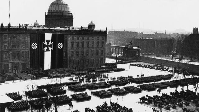 Militärischer Aufmarsch im Berliner Lustgarten anlässlich der Verabschiedung des "Gesetzes über den Aufbau der Wehrmacht und Einführung der allgemeinen Wehrpflicht" am 16. März 1935