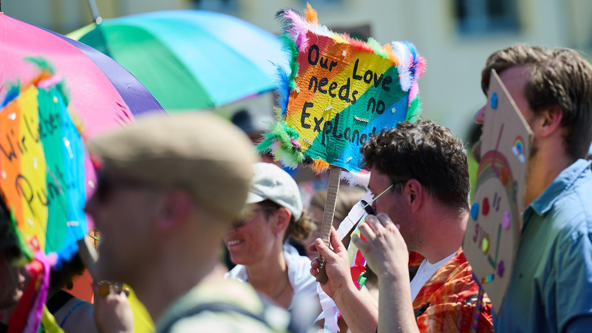 Teilnehmende des CSD in Eberswalde demonstrieren unter dem Motto „Wir lassen uns nicht vertreiben“. Teilnehmende des CSD in Eberswalde demonstrieren unter dem Motto „Wir lassen uns nicht vertreiben“.