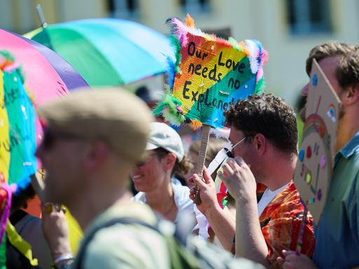 Teilnehmende des CSD in Eberswalde demonstrieren unter dem Motto „Wir lassen uns nicht vertreiben“. Teilnehmende des CSD in Eberswalde demonstrieren unter dem Motto „Wir lassen uns nicht vertreiben“.