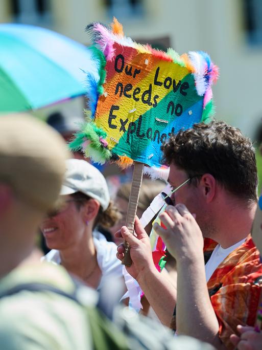 Teilnehmende des CSD in Eberswalde demonstrieren unter dem Motto „Wir lassen uns nicht vertreiben“.