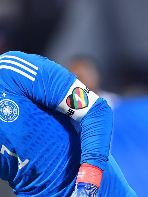 Torwart Manuel beim Testspiel im Oman mit One-Love-Binde. 


