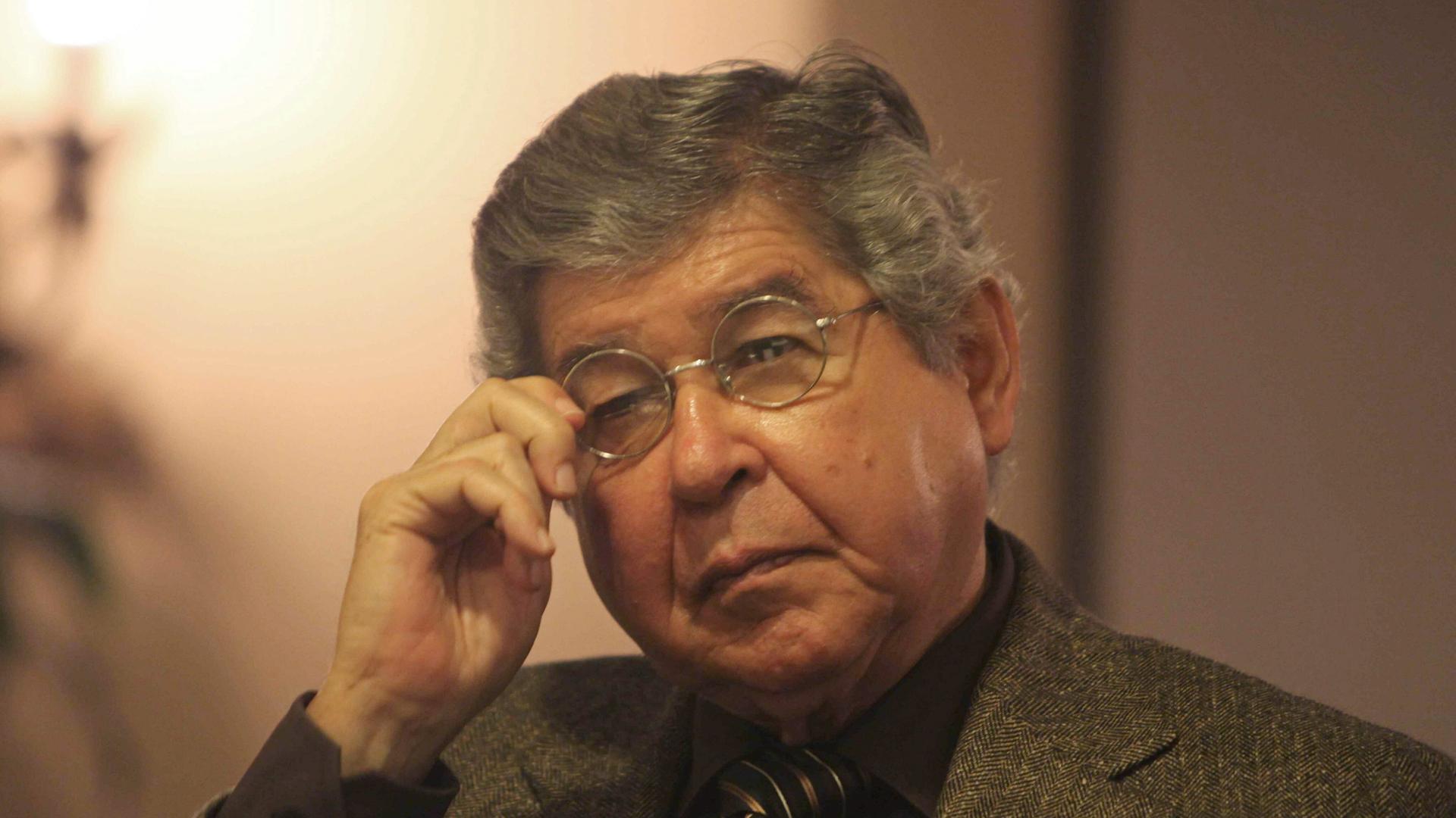 Der peruanische Schriftsteller Alfredo Bryce Echenique rückt sich seine Brille zurecht