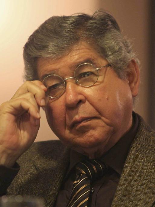 Der peruanische Schriftsteller Alfredo Bryce Echenique rückt sich seine Brille zurecht