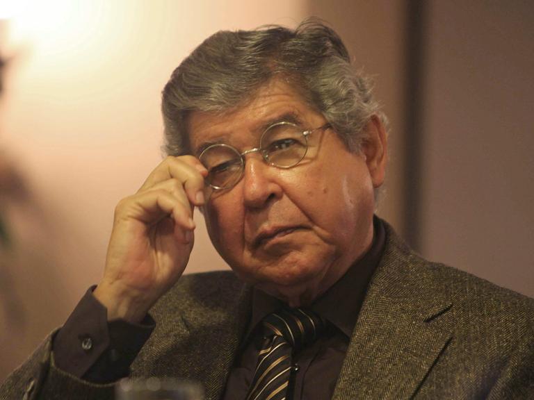 Der peruanische Schriftsteller Alfredo Bryce Echenique rückt sich seine Brille zurecht