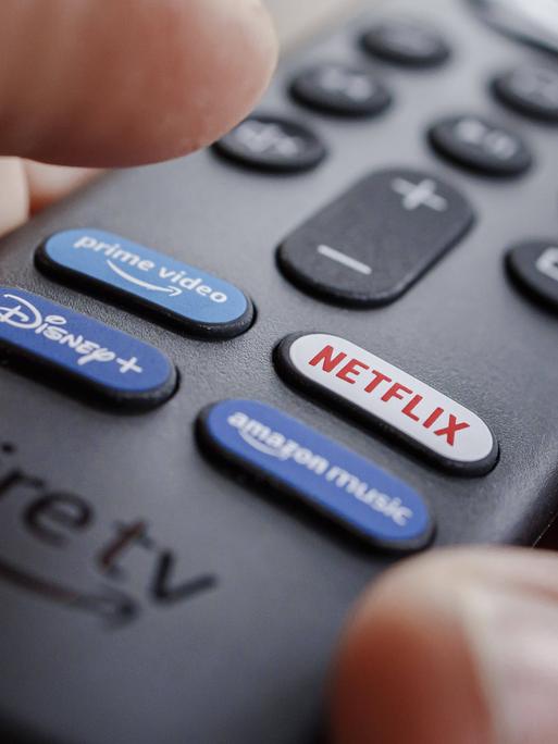 Fernbedienung Amazon Fire TV. Berlin, 05.01.2022 Berlin Deutschland *** Remote control Amazon Fire TV Berlin, 05 01 2022 Fernbedienung Amazon Fire TV. Berlin, 05.01.2022 Berlin Deutschland *** Remote control Amazon Fire TV Berlin, 05 01 2022